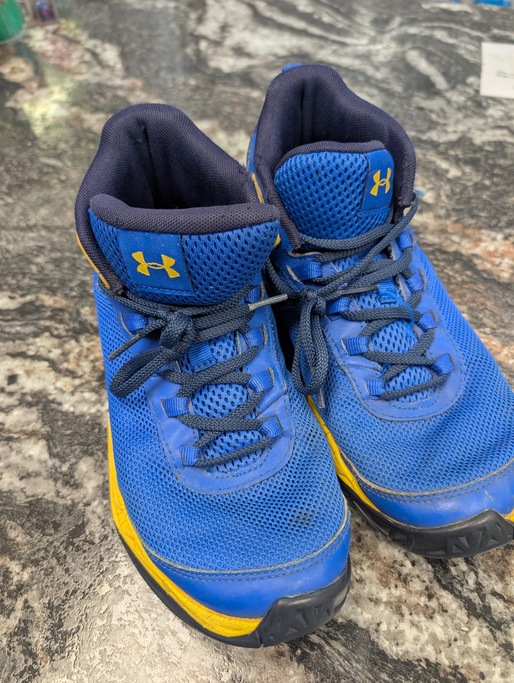 bu under armour  sneaker, 6.5