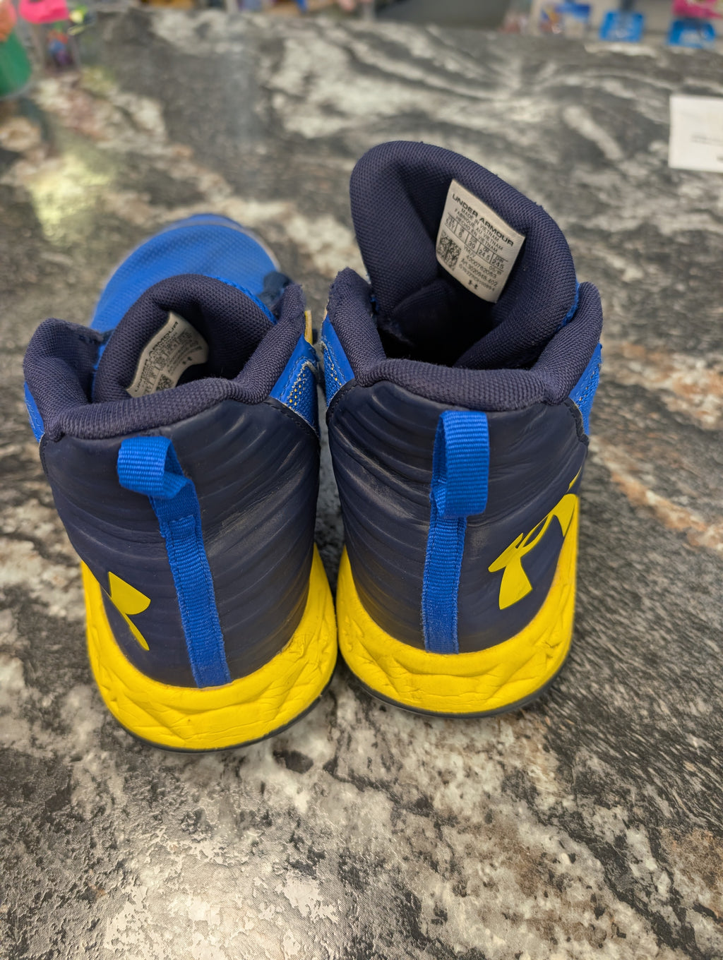 bu under armour  sneaker, 6.5
