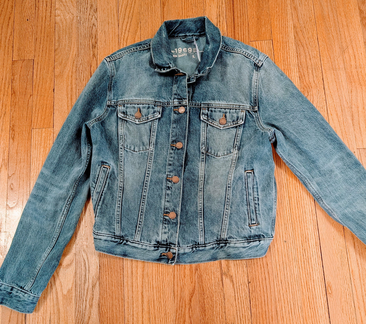 bu gap jean jacket, l