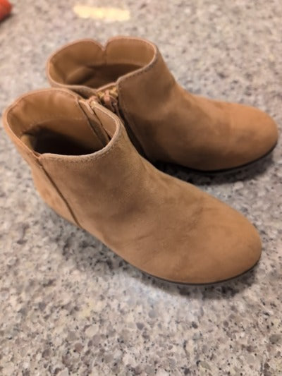 bn Cat & Jack boots, 10