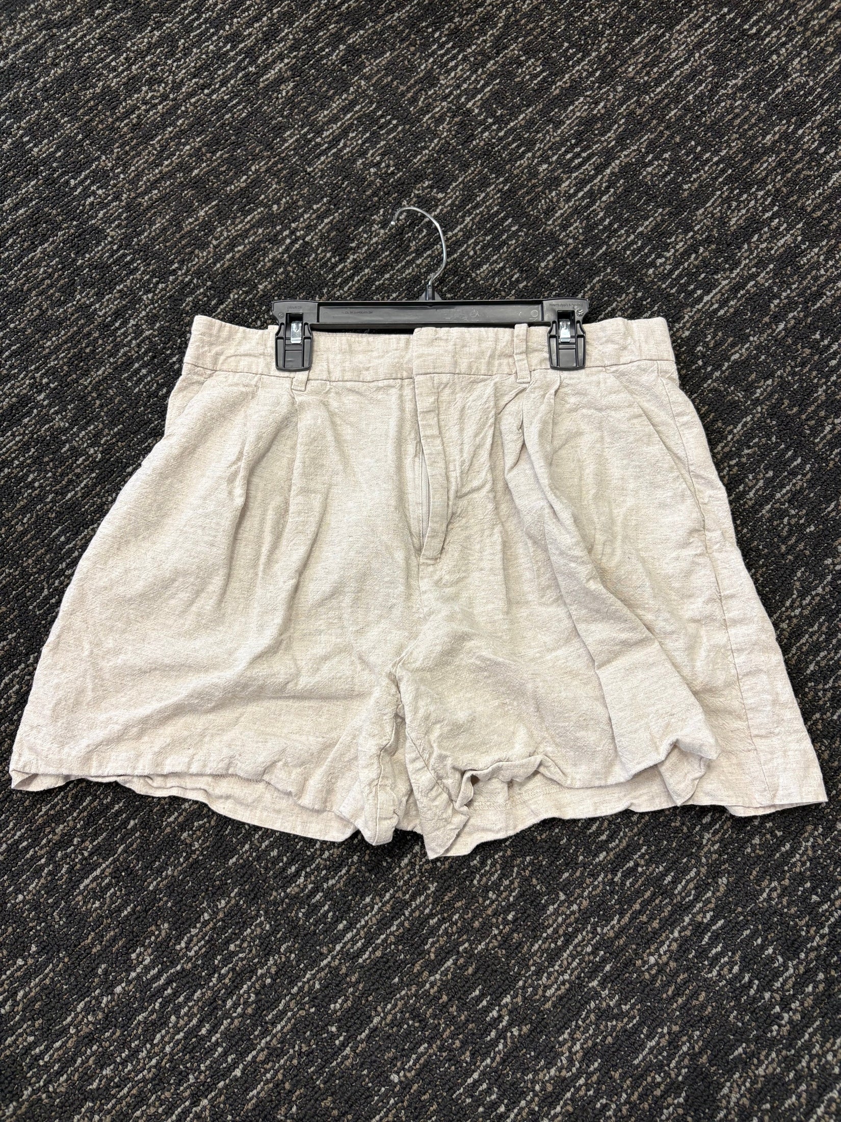 brn gap shorts, m