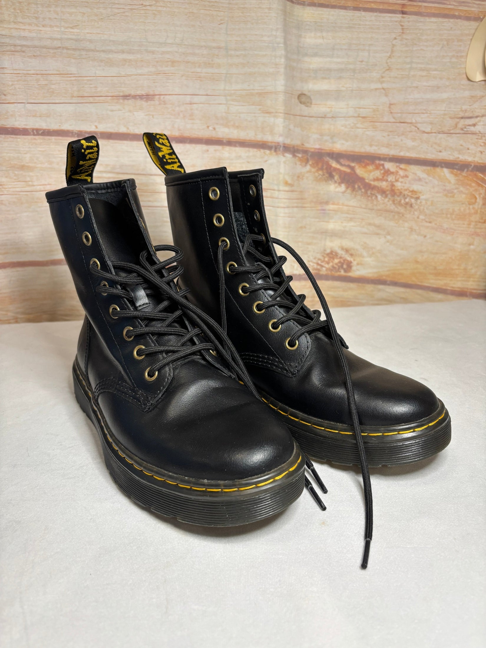 blk dr martens boots, 9
